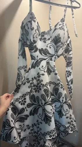 Vendo dois vestidos, nunca foram usados.