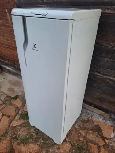 Geladeira Electrolux 240 litros