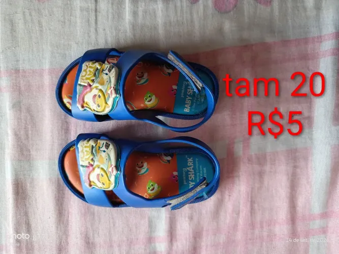 Roupas e sapato de bebê