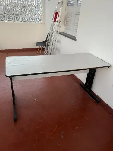 Mesa de escritório grande em MDF