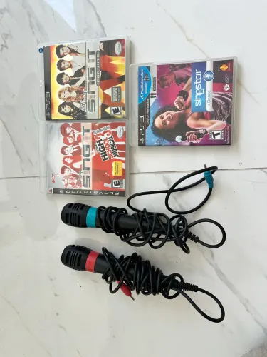 Kit Karaokê PS3 - 2 Microfones Originais SingStar + Adaptador USB + 3 Jogos Originais