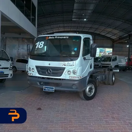 Caminhão Mercedes Benz Accelo 815
