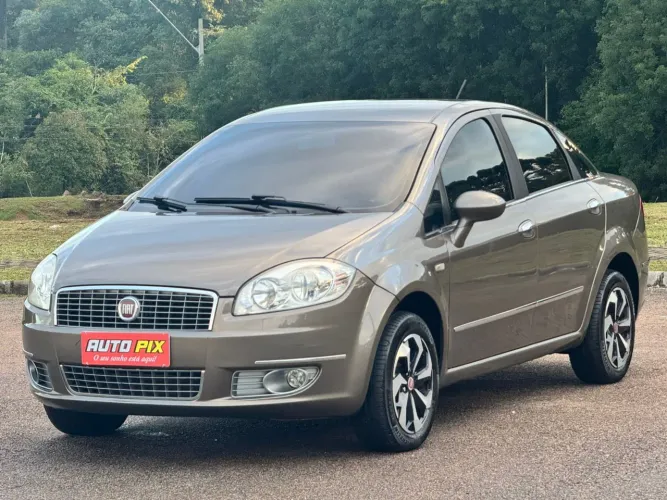 Fiat Linea Essence 1.8 Flex 16V 4P 2012