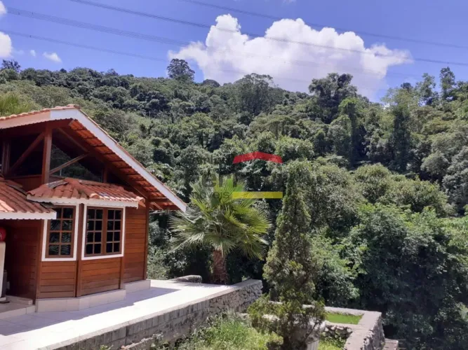 Chalé aconchegante em meio a Serra da Cantareira, no Condomínio Pq Suíça