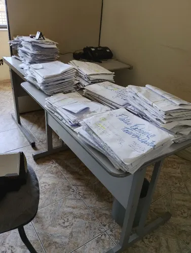 Mesa e cadeiras para escritório.