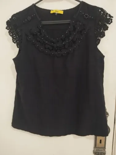 Blusa feminina detalhada