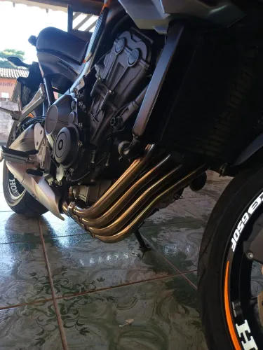 VENDO UMA CB 650F MUITO NOVA COM APENAS 3.700 KM   VALOR 46,500  SOMENTE VENDA