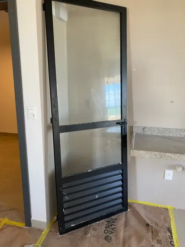 Vendo porta em alumínio alto padrão 80cm