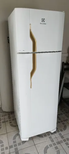 Vendo geladeira Electrolux degelo seco funcionando perfeitamente faço entrega