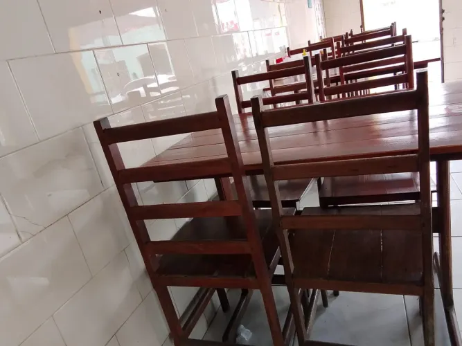     Jogo de Mesas e Cadeiras em Madeira para Restaurante/Lanchonete