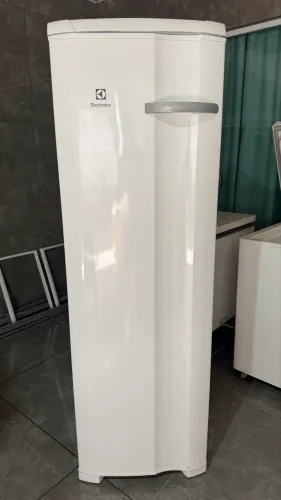 Frizer vertical Eletrolux novo sem detalhe 110v
