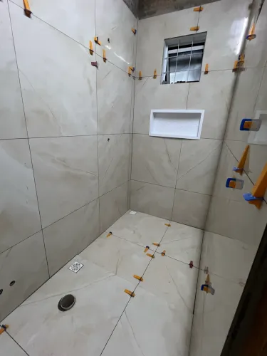 Pedreiro e bombeiro hidráulico