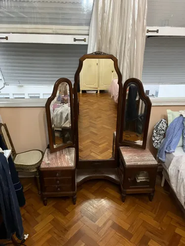 Magnífica Penteadeira em madeira nobre anos 20