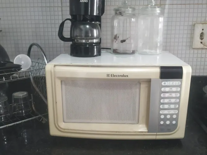 Micro-ondas Electrolux semi novo única dona funcionando tudo perfeitamente