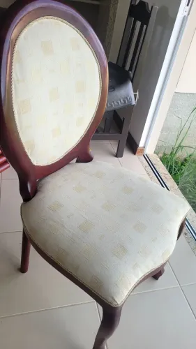 Vendo cadeira de madeira maciça
