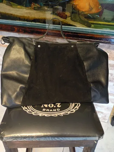 Bolsa preta grande feminina com duas repartições  