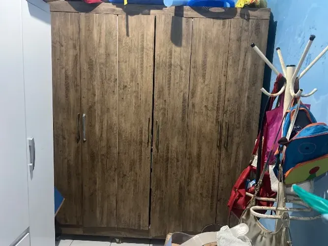 Guarda-roupa 6 portas com rodinhas