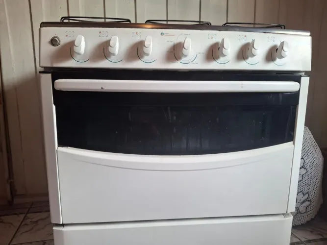 Fogão de 6 bocas marca Consul. Branco.