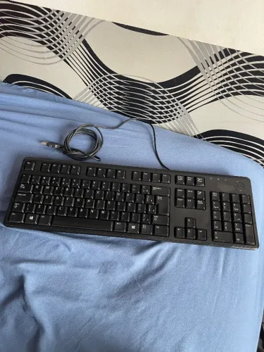 Teclado Dell com conexão USB, funcionando perfeitamente.