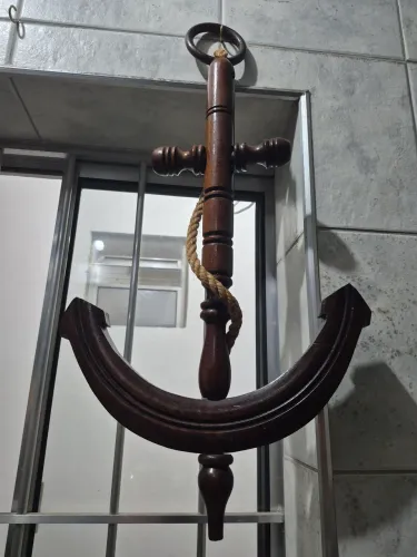 Âncora em madeira.
