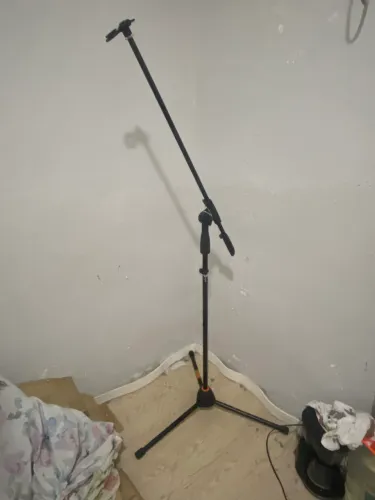 Vendo tripé de microfone profissional