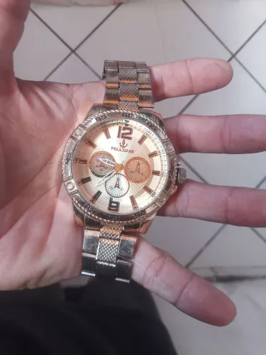 Vendo relógio dourado com marcas de uso 