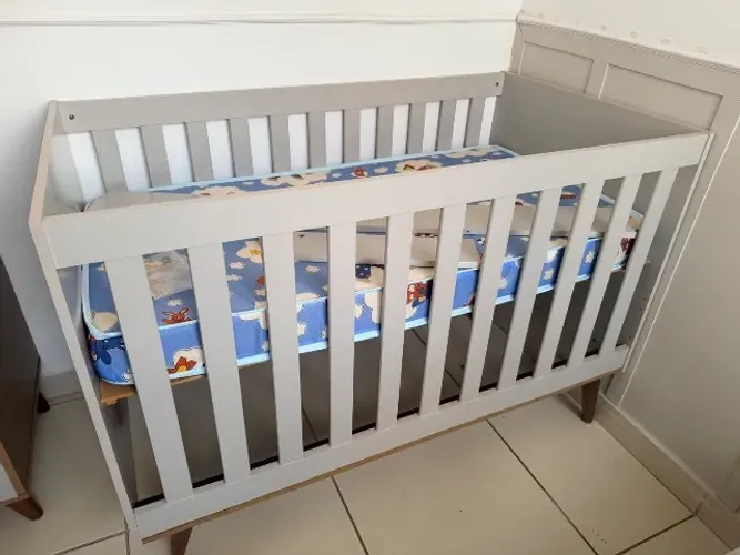 Berço infantil+colchao que vira cama