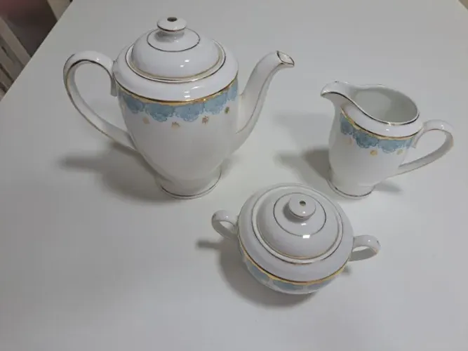 CONJUNTO ANTIGO DE PORCELANA MAUÁ (SP), COMPOSTO POR 1 BULE, 1 AÇUCAREIRO E 1 LEITEIRÁ