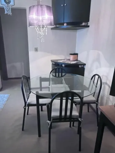 Mesa de jantar com 4 cadeiras