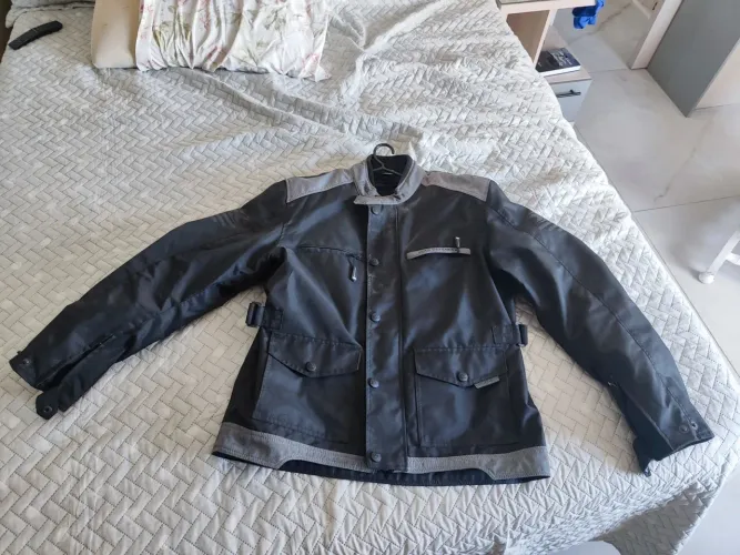 jaqueta de motociclista semi nova