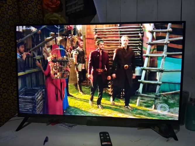 Vendo tv smart tcl 32" em perfeito estado. 