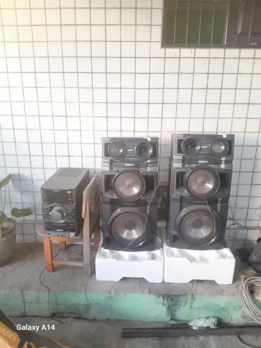 Som sem funcionamento , só estrutura, pra quem precisa de peças