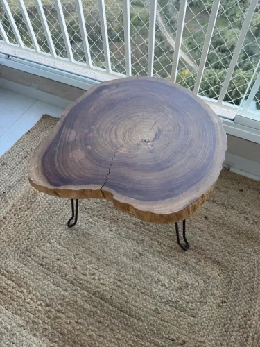 Mesa de centro feita de tronco maciço