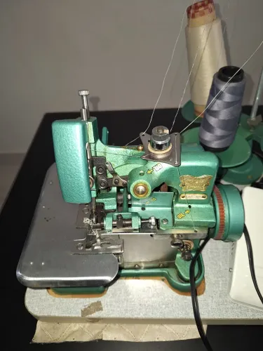Maquina de Costura Overlock - Butterfly Chinesinha