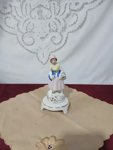 Estatueta em Porcelana, camponesa com flores