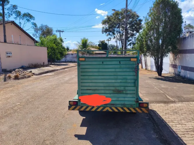 Vende-se carretinha baú 