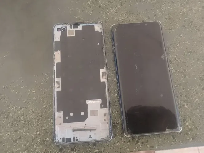 Moto g100 e um Samsung Galaxy note 9 pro