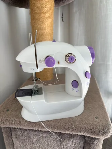 Máquina de costura portátil pequena