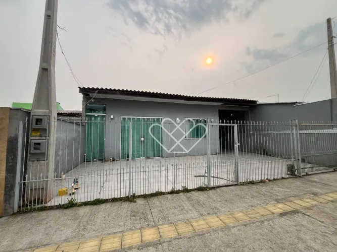 Casa à venda com piscina e excelente localização no bairro Auxiliadora