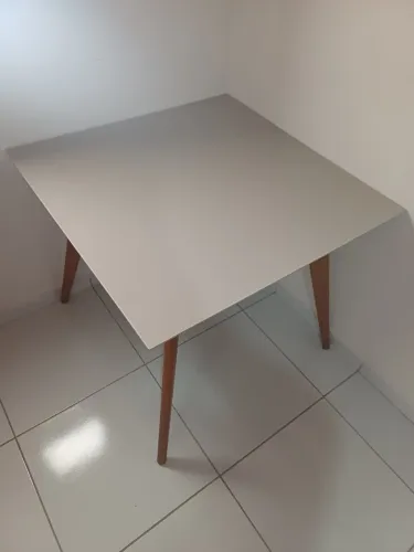 Mesa quadrada com tampa de vidro 90x90cm