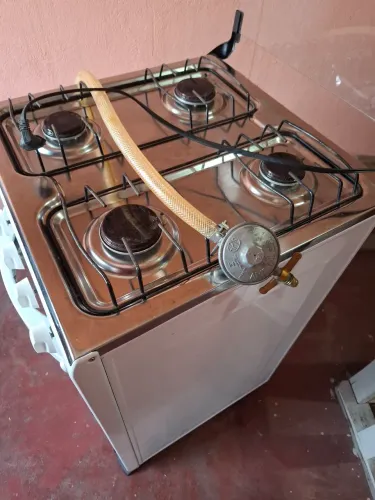 Vendo fogão 4 bocas, tudo funcionando.
