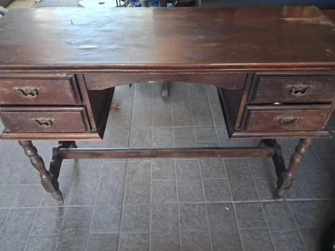 Antiga mesa de madeira maciça. 