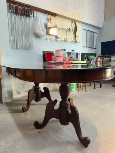 Mesa com pés Luis XV em Canela