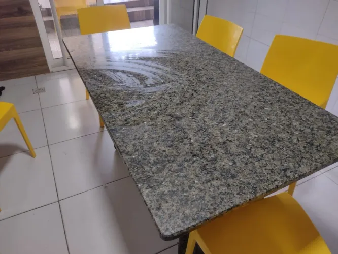 Mesa de mármore sem cadeiras 