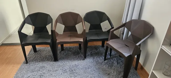 Cadeiras de plástico reforçado