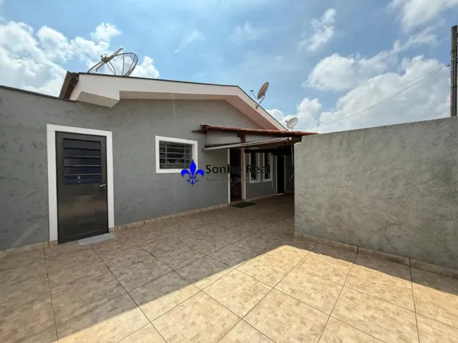 Casa térrea com 3 dormitórios no centro de Charqueada