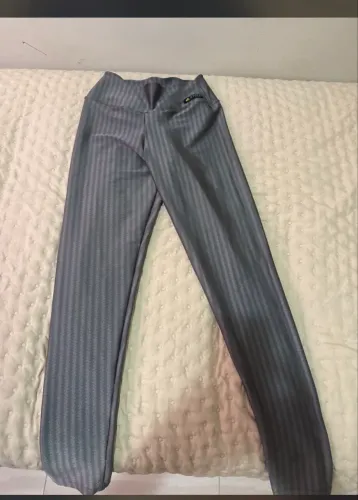 Calça legging cinza metalizada pouco uso tamanho g linda