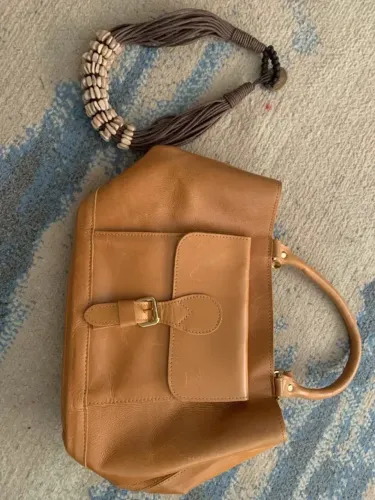 Bolsa caramelo de couro com fivela