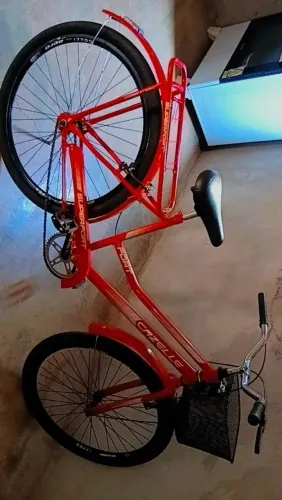 Vende se uma bicicleta seminovo com cadeirinha