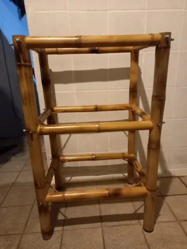 Estante de Bambu com prateleiras em vidro, extremamente firme.